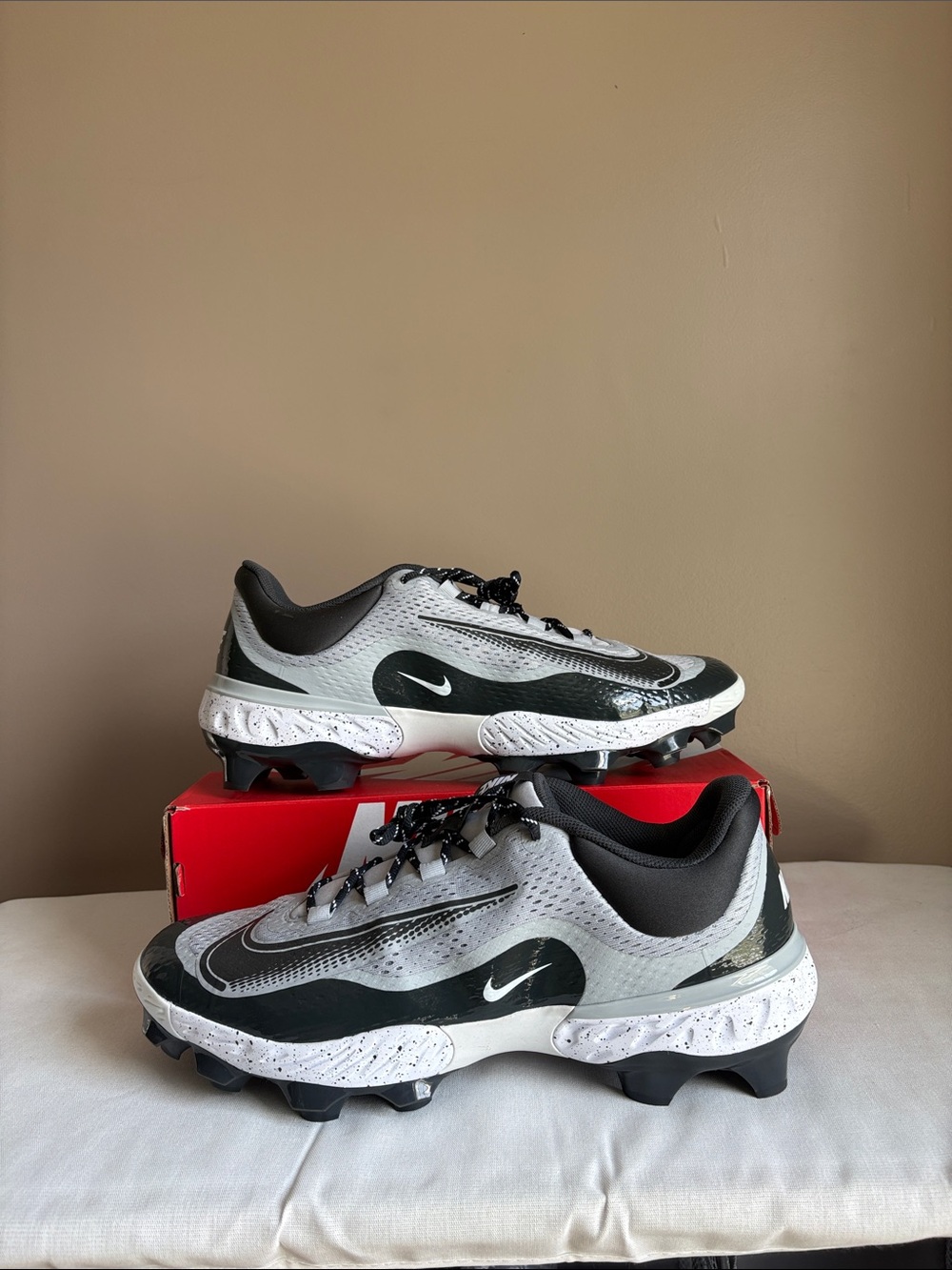 Nike Men’s Gray & Black Baseball Cleats